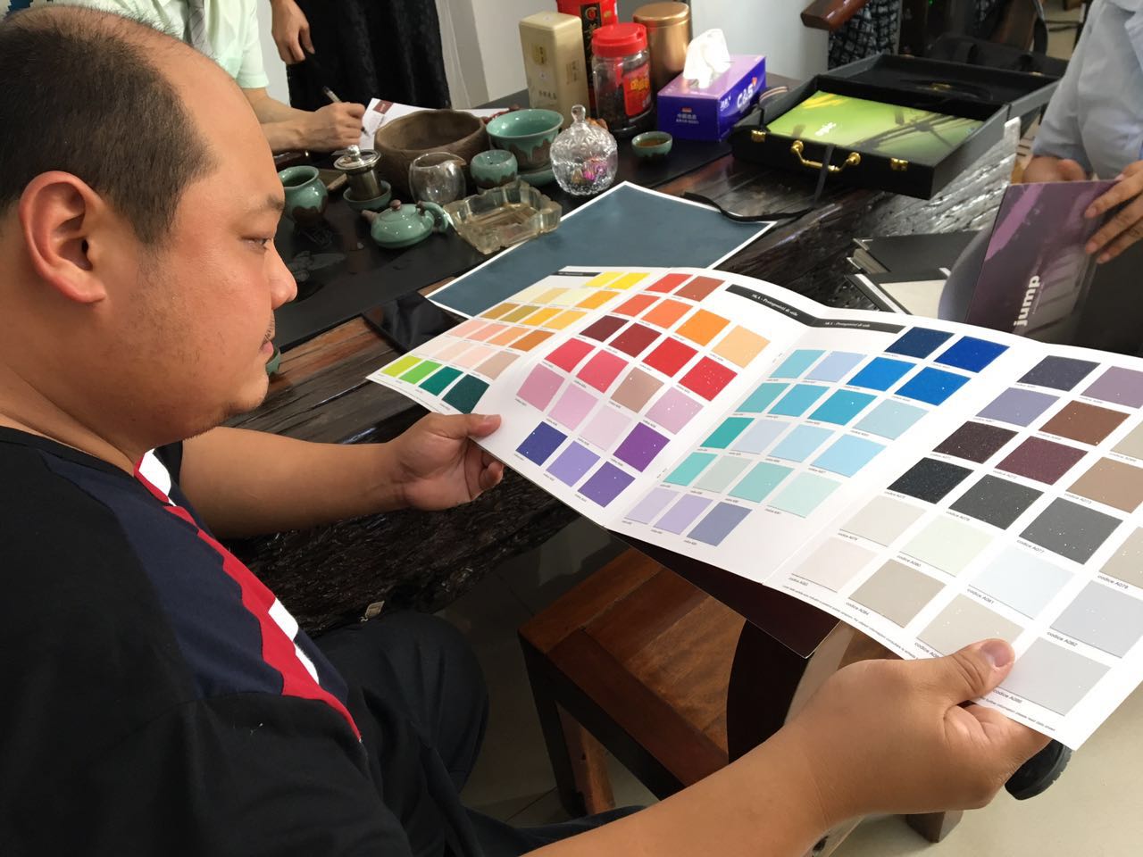 馬來西亞客戶詳細的了解GIOVANNI喬瓦尼藝術涂料產品體系